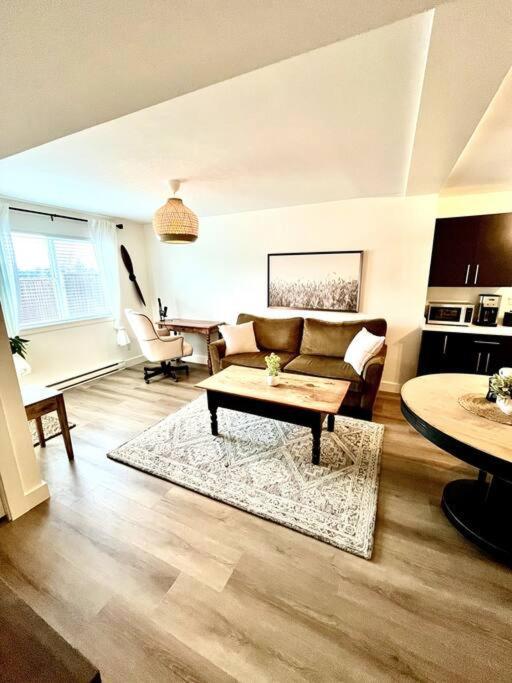 Cozy Lakeview Suite Victoria Dış mekan fotoğraf