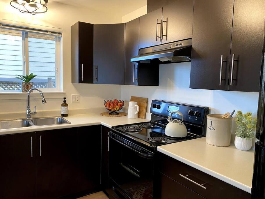 Cozy Lakeview Suite Victoria Dış mekan fotoğraf